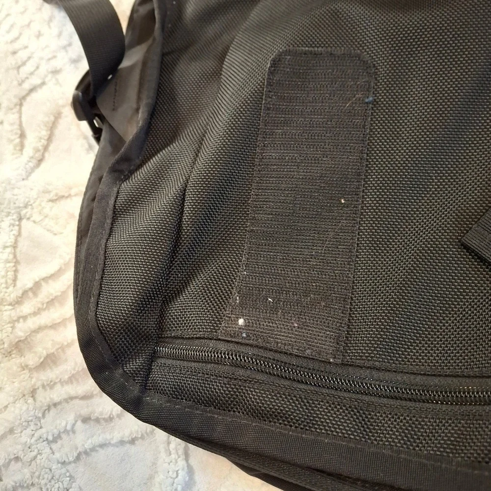 The North Face XL Messenger Bag Black Nylon Laptop Commuter Shoulder Satchel Bag